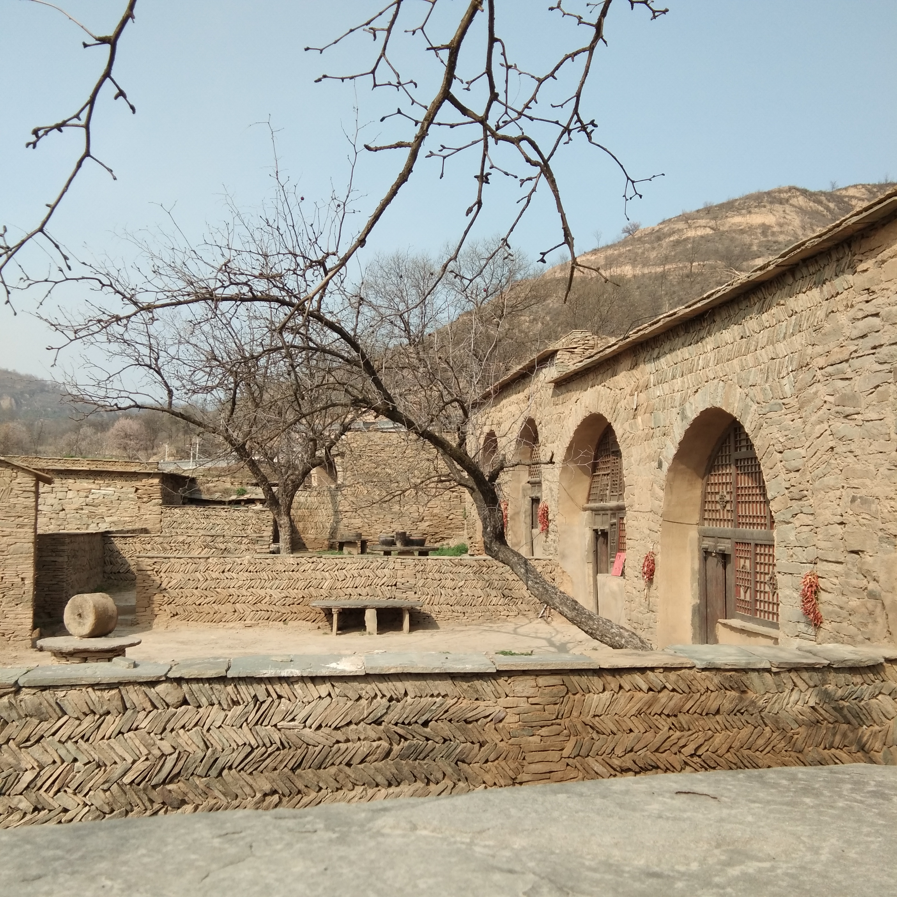 古朴石砌建筑尽显乡村风貌的纹理背景图