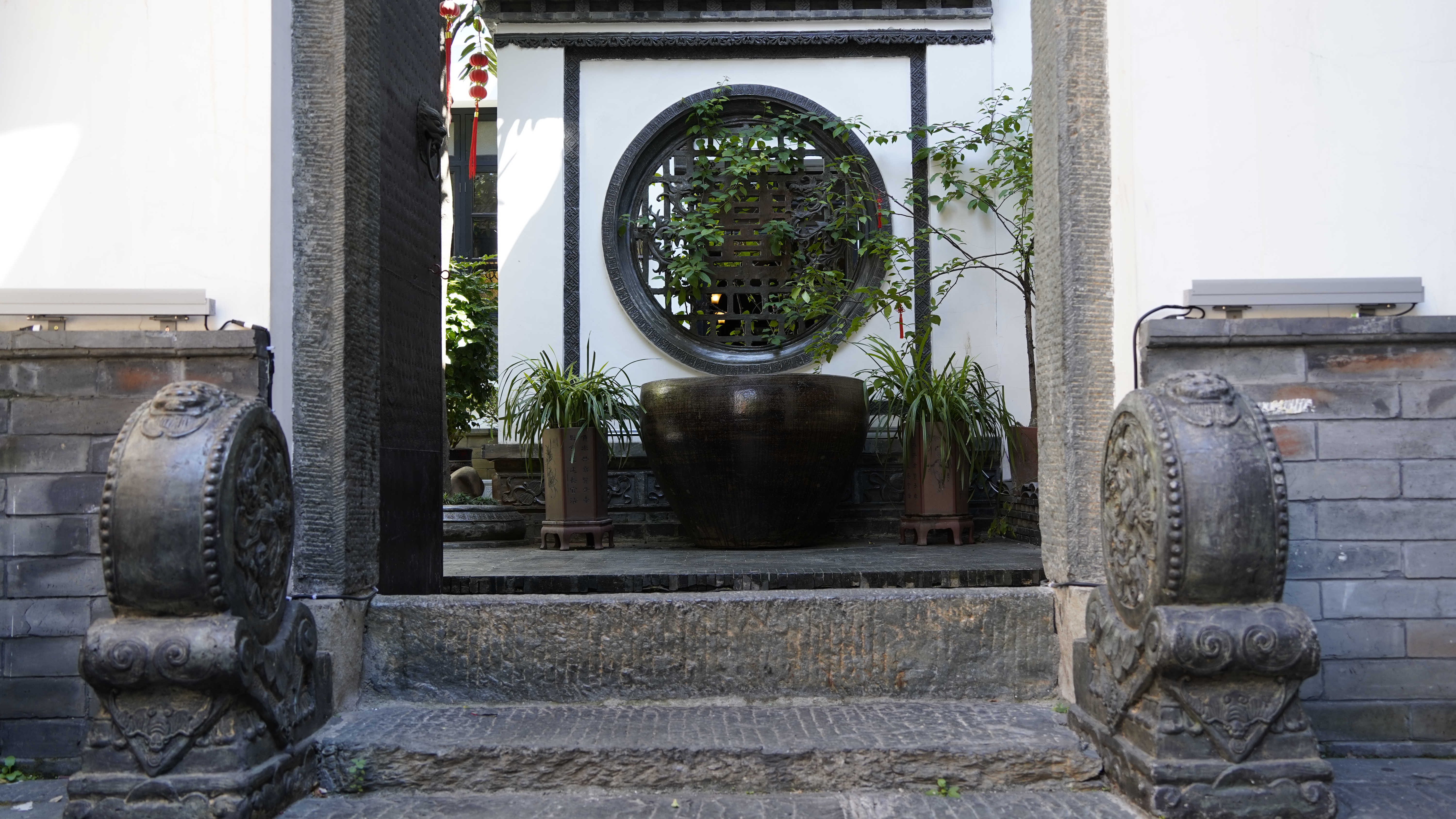 中式古建筑门前景致尽显传统韵味