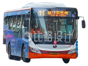 一辆行驶中的公交车